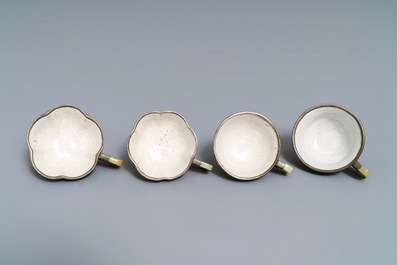 Deux paires de tasses en gr&egrave;s de Yixing &agrave; monture en jade et &eacute;tain &agrave; inscription, Chine, 19/20&egrave;me