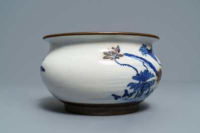 Un br&ucirc;le-parfum, un vase &agrave; suspendre et un vase de forme bouteille en porcelaine de Chine, 19/20&egrave;me