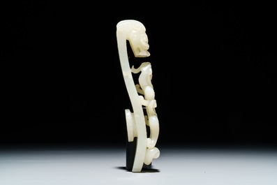 Een Chinese celadon jade gordelhaak, 18/19e eeuw