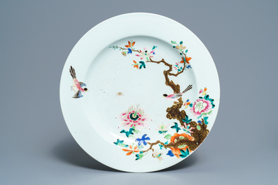 A pair of Chinese Imari-style vases and two dishes, Qianlong