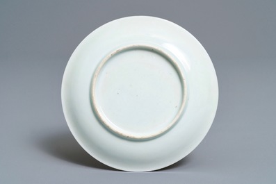 Une tasse et soucoupe en porcelaine de Chine rouge de fer, grisaille, dor&eacute; et bleu, Yongzheng