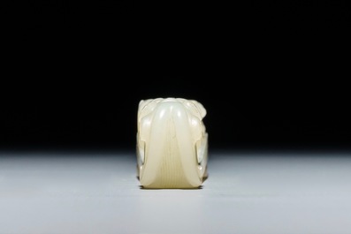 Een Chinese celadon jade gordelhaak, 18/19e eeuw