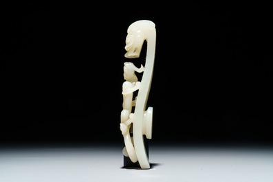 Een Chinese celadon jade gordelhaak, 18/19e eeuw