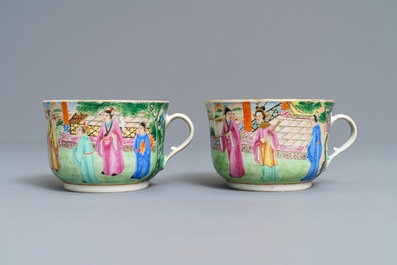 Une paire de tasses et soucoupes en porcelaine de Chine famille rose de Canton, dat&eacute;es 1831
