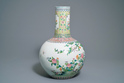 Un vase de forme tianqiu ping en porcelaine de Chine famille rose, marque de Qianlong, 20&egrave;me