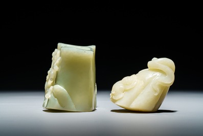 Un pot &agrave; pinceaux et un groupe figurant un gar&ccedil;on sur une fleur de lotus en jade c&eacute;ladon, Chine, 19/20&egrave;me