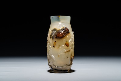 Een Chinese snuiffles in agaat met reli&euml;fdecor van vogels en bloemen, 19e eeuw
