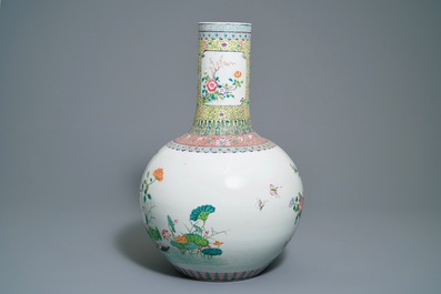 Un vase de forme tianqiu ping en porcelaine de Chine famille rose, marque de Qianlong, 20&egrave;me