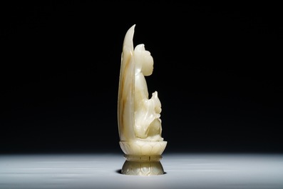 Une figure de Guanyin sur tr&ocirc;ne de lotus en jade c&eacute;ladon sculpt&eacute;, Chine, 19/20&egrave;me