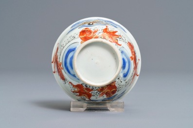Une tasse et soucoupe en porcelaine de Chine rouge de fer, grisaille, dor&eacute; et bleu, Yongzheng