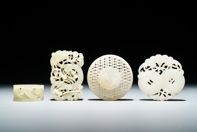 Vier Chinese snijwerken in witte en celadon groene jade, 19/20e eeuw