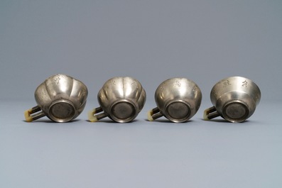 Deux paires de tasses en gr&egrave;s de Yixing &agrave; monture en jade et &eacute;tain &agrave; inscription, Chine, 19/20&egrave;me