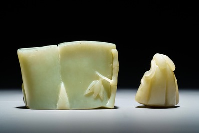Un pot &agrave; pinceaux et un groupe figurant un gar&ccedil;on sur une fleur de lotus en jade c&eacute;ladon, Chine, 19/20&egrave;me