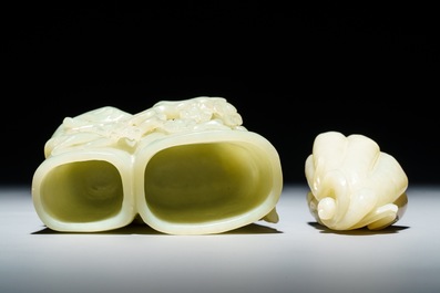 Un pot &agrave; pinceaux et un groupe figurant un gar&ccedil;on sur une fleur de lotus en jade c&eacute;ladon, Chine, 19/20&egrave;me