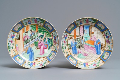 Une paire de tasses et soucoupes en porcelaine de Chine famille rose de Canton, dat&eacute;es 1831