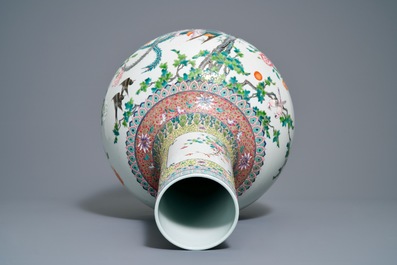 Un vase de forme tianqiu ping en porcelaine de Chine famille rose, marque de Qianlong, 20&egrave;me