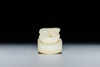 Een Chinese celadon jade gordelhaak, 18/19e eeuw