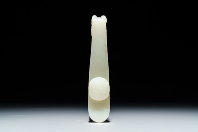 Een Chinese celadon jade gordelhaak, 18/19e eeuw