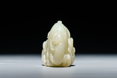 Un groupe en jade c&eacute;ladon figurant une p&ecirc;che et deux singes, Chine, 19/20&egrave;me
