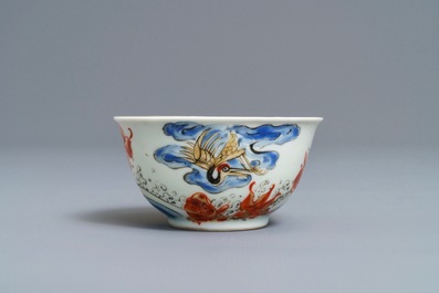 Une tasse et soucoupe en porcelaine de Chine rouge de fer, grisaille, dor&eacute; et bleu, Yongzheng
