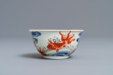 Une tasse et soucoupe en porcelaine de Chine rouge de fer, grisaille, dor&eacute; et bleu, Yongzheng