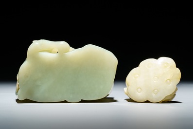 Un pot &agrave; pinceaux et un groupe figurant un gar&ccedil;on sur une fleur de lotus en jade c&eacute;ladon, Chine, 19/20&egrave;me