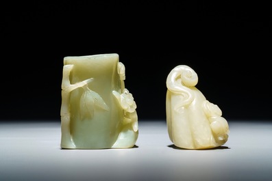 Un pot &agrave; pinceaux et un groupe figurant un gar&ccedil;on sur une fleur de lotus en jade c&eacute;ladon, Chine, 19/20&egrave;me