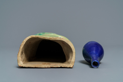 Un br&ucirc;le-parfum, un vase &agrave; suspendre et un vase de forme bouteille en porcelaine de Chine, 19/20&egrave;me
