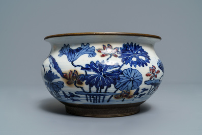 Un br&ucirc;le-parfum, un vase &agrave; suspendre et un vase de forme bouteille en porcelaine de Chine, 19/20&egrave;me