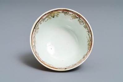 Une tasse et soucoupe en porcelaine de Chine rouge de fer, grisaille, dor&eacute; et bleu, Yongzheng