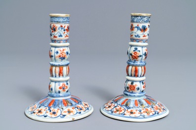 Une paire de bougeoirs en porcelaine de Chine de style Imari, Kangxi