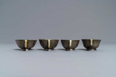 Deux paires de tasses en gr&egrave;s de Yixing &agrave; monture en jade et &eacute;tain &agrave; inscription, Chine, 19/20&egrave;me