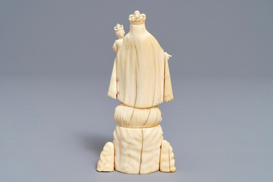 Een Indo-Portugese ivoren figuur van Madonna met kind, Goa, 19e eeuw