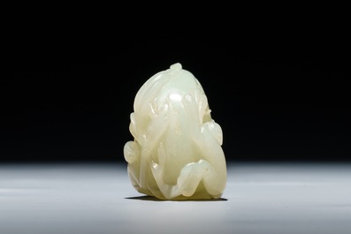 Un groupe en jade c&eacute;ladon figurant une p&ecirc;che et deux singes, Chine, 19/20&egrave;me