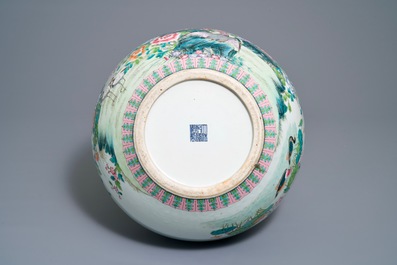 Un vase de forme tianqiu ping en porcelaine de Chine famille rose, marque de Qianlong, 20&egrave;me