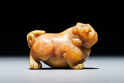 Un mod&egrave;le d'un animal mythique en jade sculpt&eacute;, Chine, 18/19&egrave;me