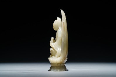 Une figure de Guanyin sur tr&ocirc;ne de lotus en jade c&eacute;ladon sculpt&eacute;, Chine, 19/20&egrave;me