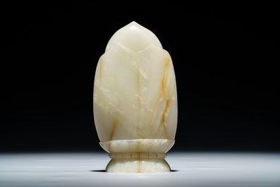 Une figure de Guanyin sur tr&ocirc;ne de lotus en jade c&eacute;ladon sculpt&eacute;, Chine, 19/20&egrave;me