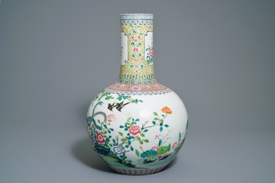 Un vase de forme tianqiu ping en porcelaine de Chine famille rose, marque de Qianlong, 20&egrave;me