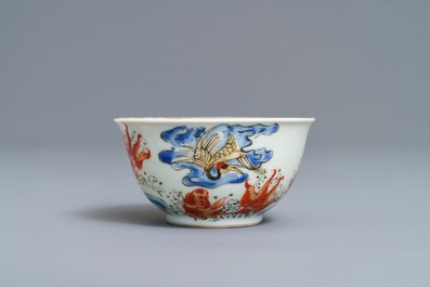 Une tasse et soucoupe en porcelaine de Chine rouge de fer, grisaille, dor&eacute; et bleu, Yongzheng