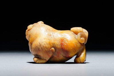 Un mod&egrave;le d'un animal mythique en jade sculpt&eacute;, Chine, 18/19&egrave;me