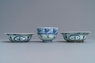 Trois bols en porcelaine de Chine bleu et blanc, Wanli