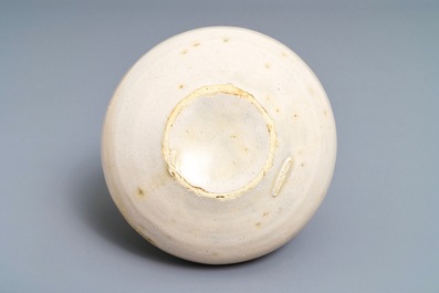 A Spanish blue and white armorial bowl, 16/17th C.