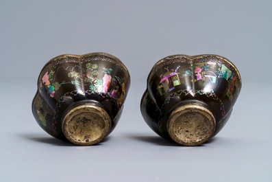 Une paire de tasses et soucoupes en argent et laque burgaut&eacute;, Chine, Kangxi