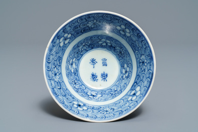 Twee blauwwitte Chinese borden en een kom, Kangxi en 19e eeuw