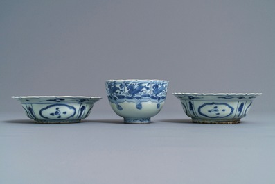 Trois bols en porcelaine de Chine bleu et blanc, Wanli