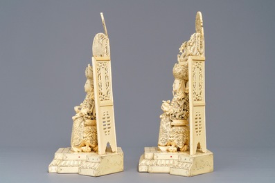 Een paar Chinese ingelegde ivoren figuren van keizer en keizerin op troon, ca. 1900