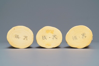 Trois figures en ivoire de filles aux fleurs, Chine, 19/20&egrave;me