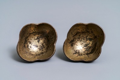 Une paire de tasses et soucoupes en argent et laque burgaut&eacute;, Chine, Kangxi