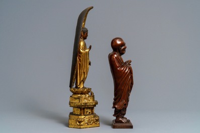 Een Japanse verguld houten figuur van Boeddha en een 'Daruma' okimono, Meiji, 19e eeuw